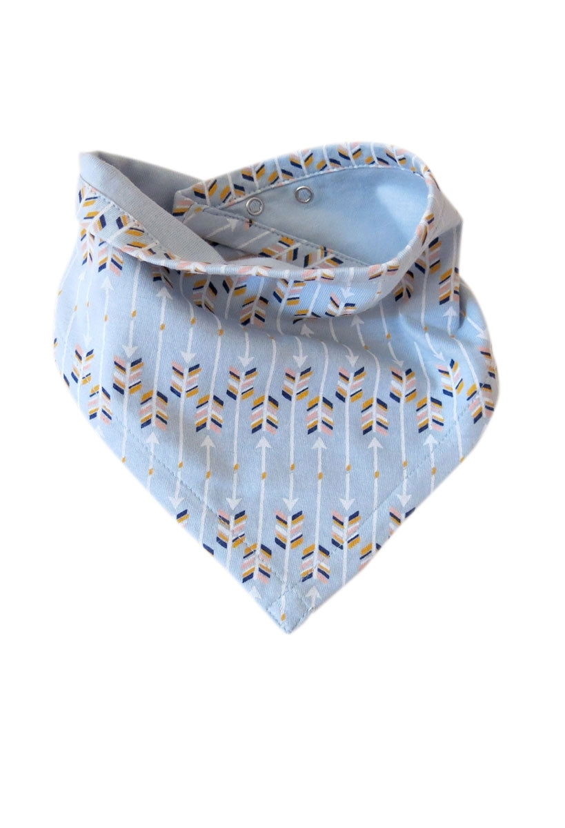 Babero reversible azul con estampado flechas