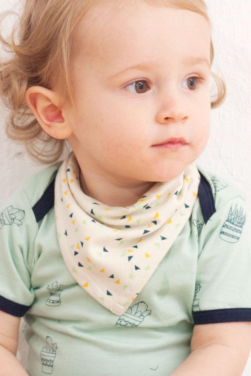 Babero reversible con estampado de triángulos