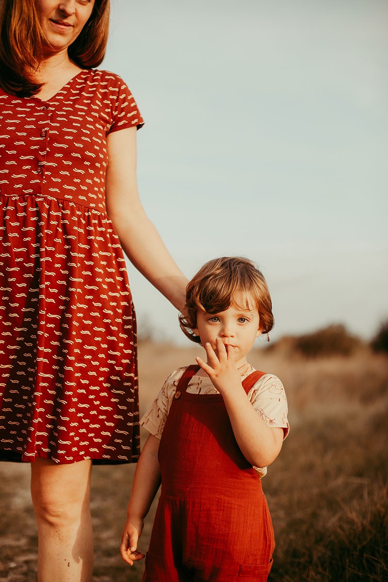 BELINDA's bow neckline dress in terracotta - Imagen 3