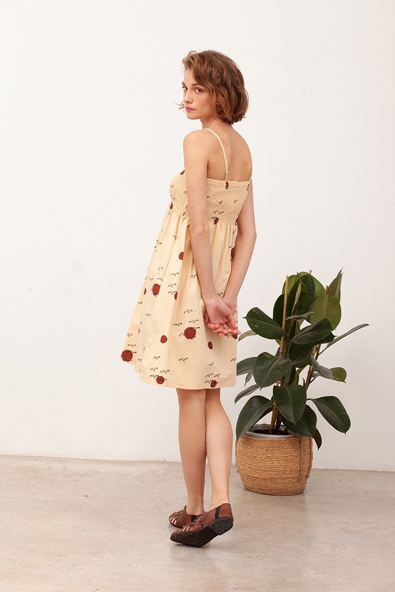 BETH's smocked dress in beige - Imagen 2