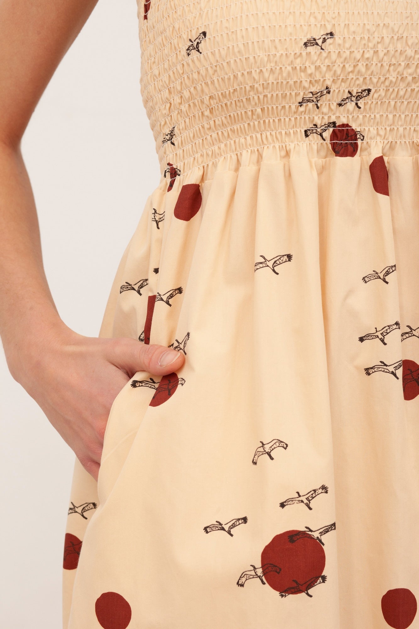 BETH's smocked dress in beige - Imagen 4