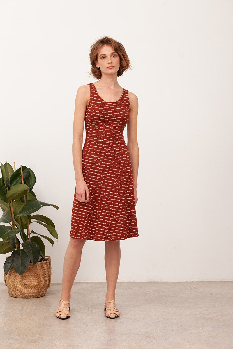 BETTY's cross back dress in terracotta - Imagen 2