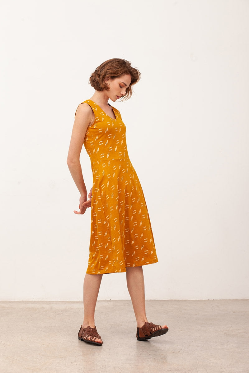 BIANCA's backless dress in mustard