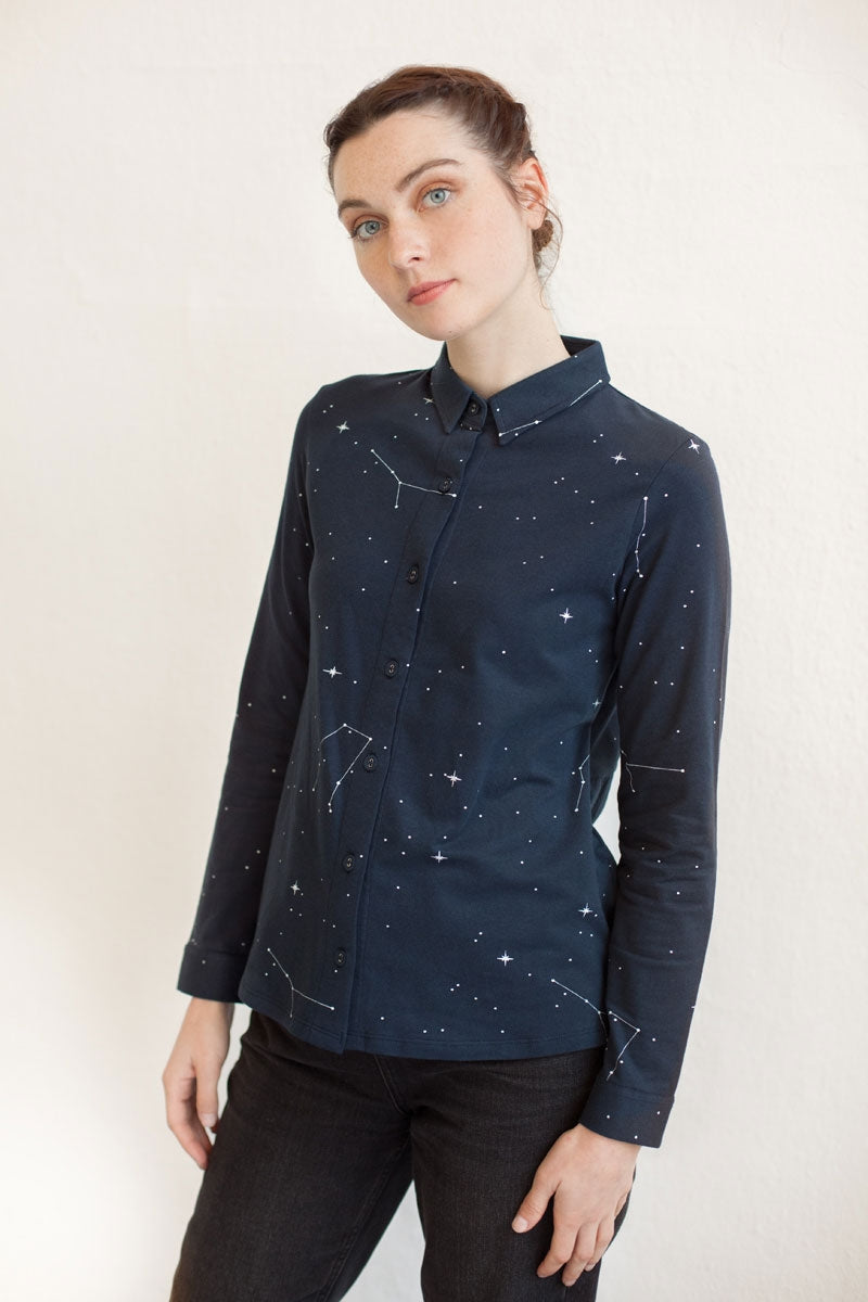 Blusa cuello camisero Nadine estampado constelaciones.