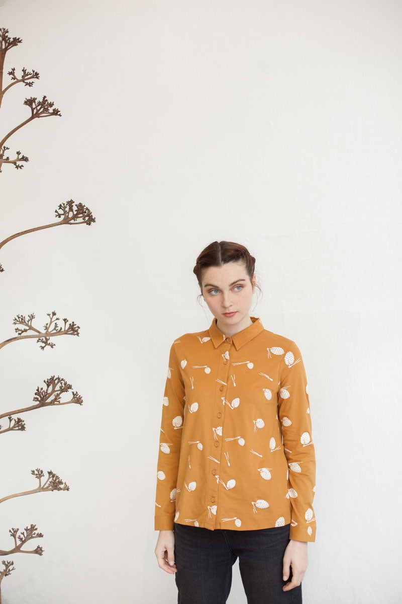 Blusa cuello camisero Nadine estampado piñas.