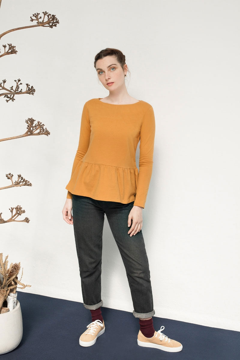 Blusa Nayla lisa con volante color mostaza.