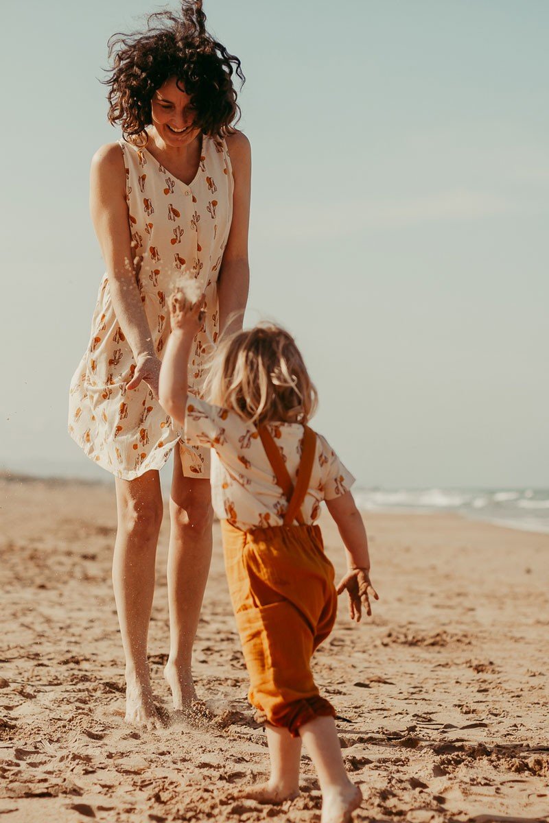 BRISA's V-neck dress in beige - Imagen 4