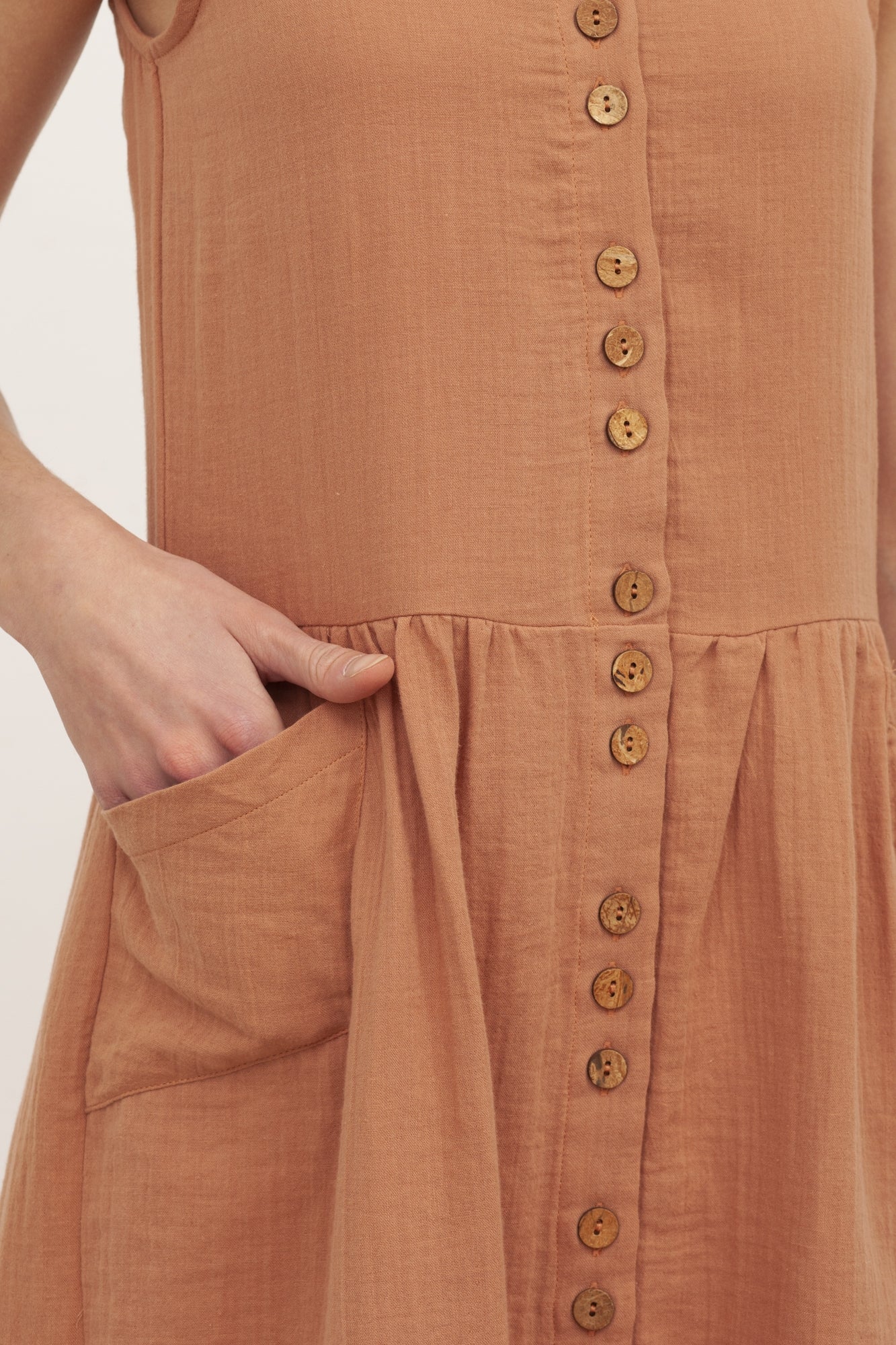 BRUNELLA V-neck muslin dress in nude. - Imagen 2