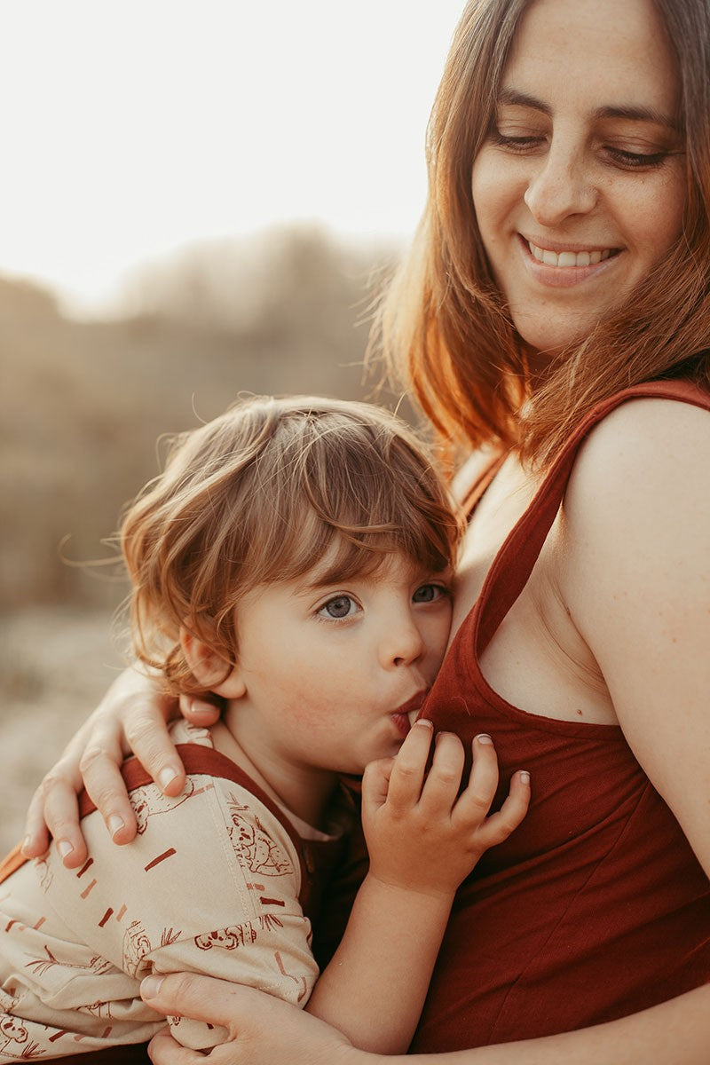 BRUNELLA's V-neck muslin dress in terracotta. - Imagen 2