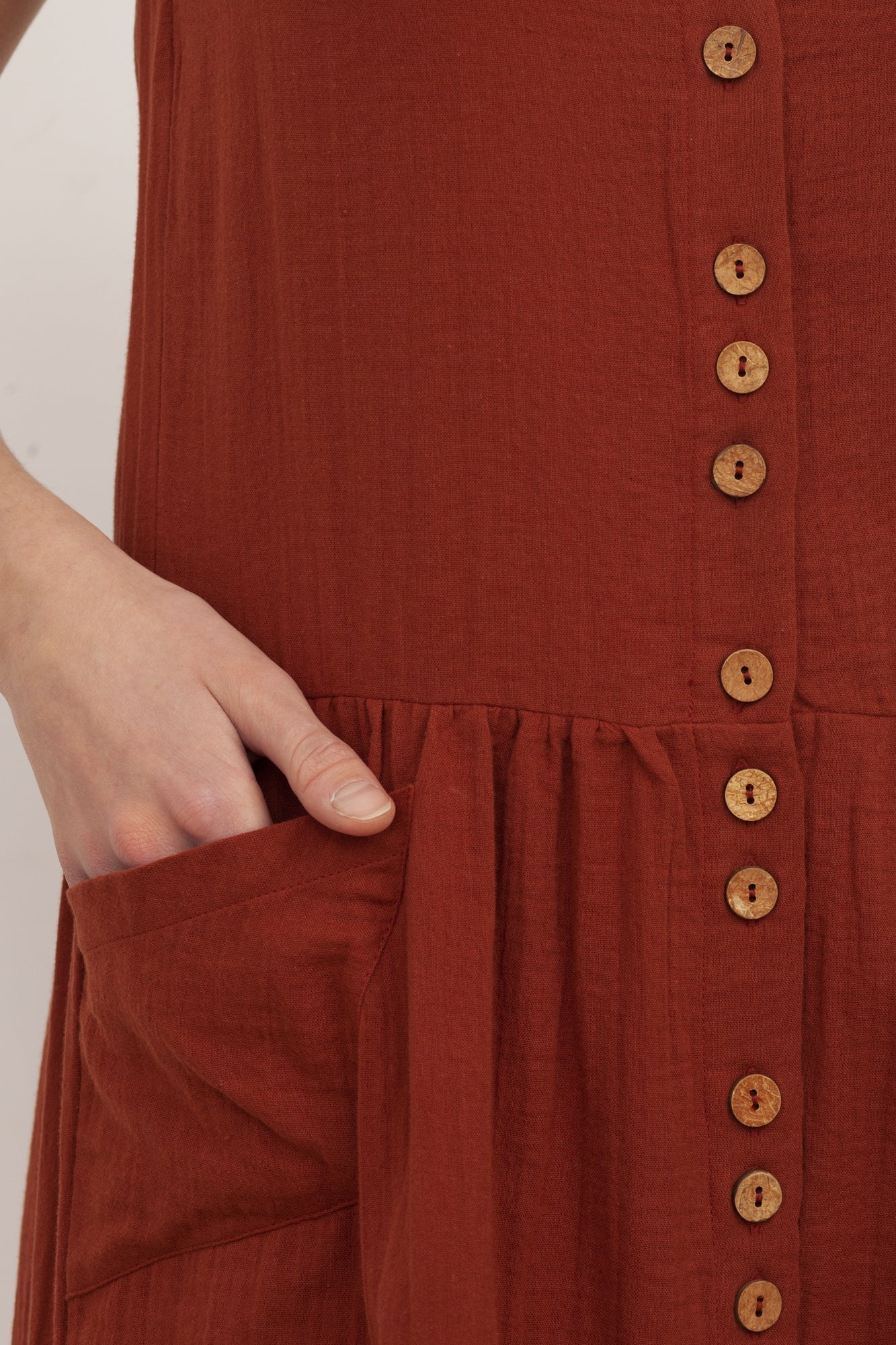 BRUNELLA's V-neck muslin dress in terracotta. - Imagen 3