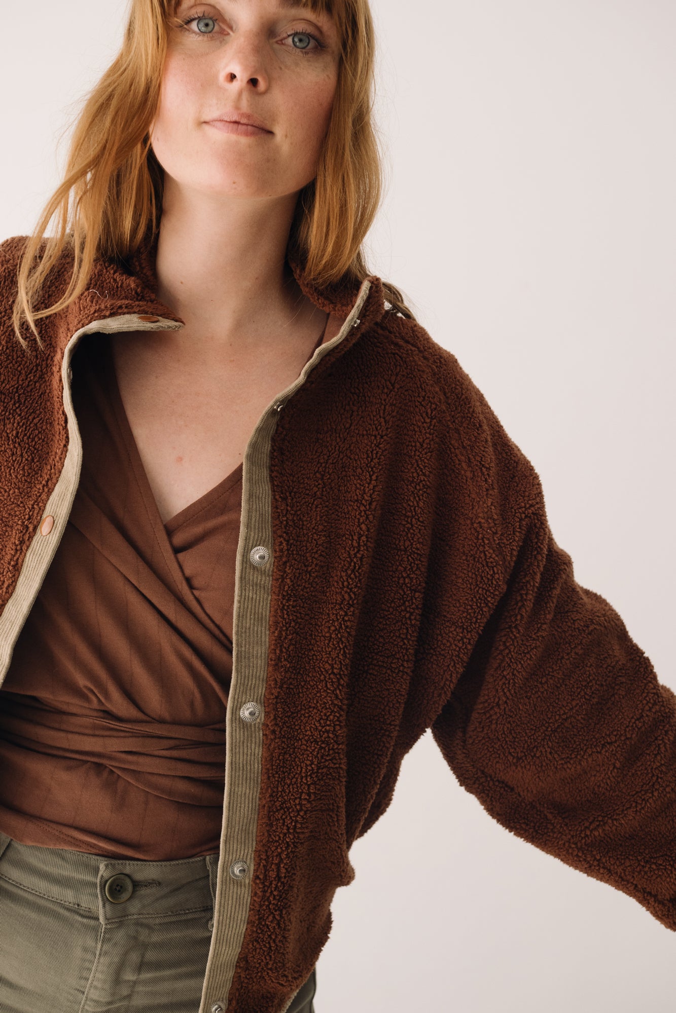 Buttoned Organic Sherpa Jacket In Brown - Imagen 10