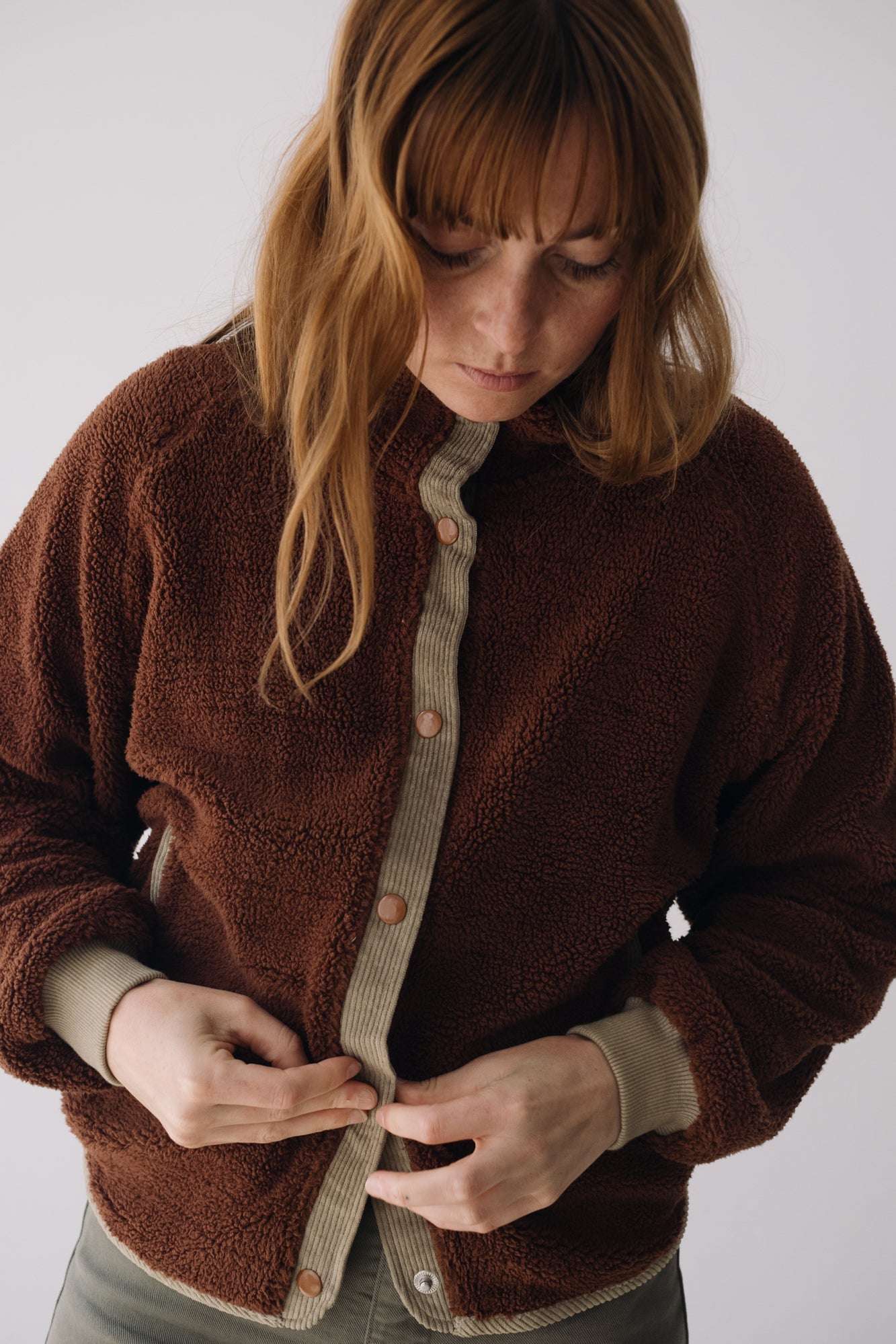 Buttoned Organic Sherpa Jacket In Brown - Imagen 11