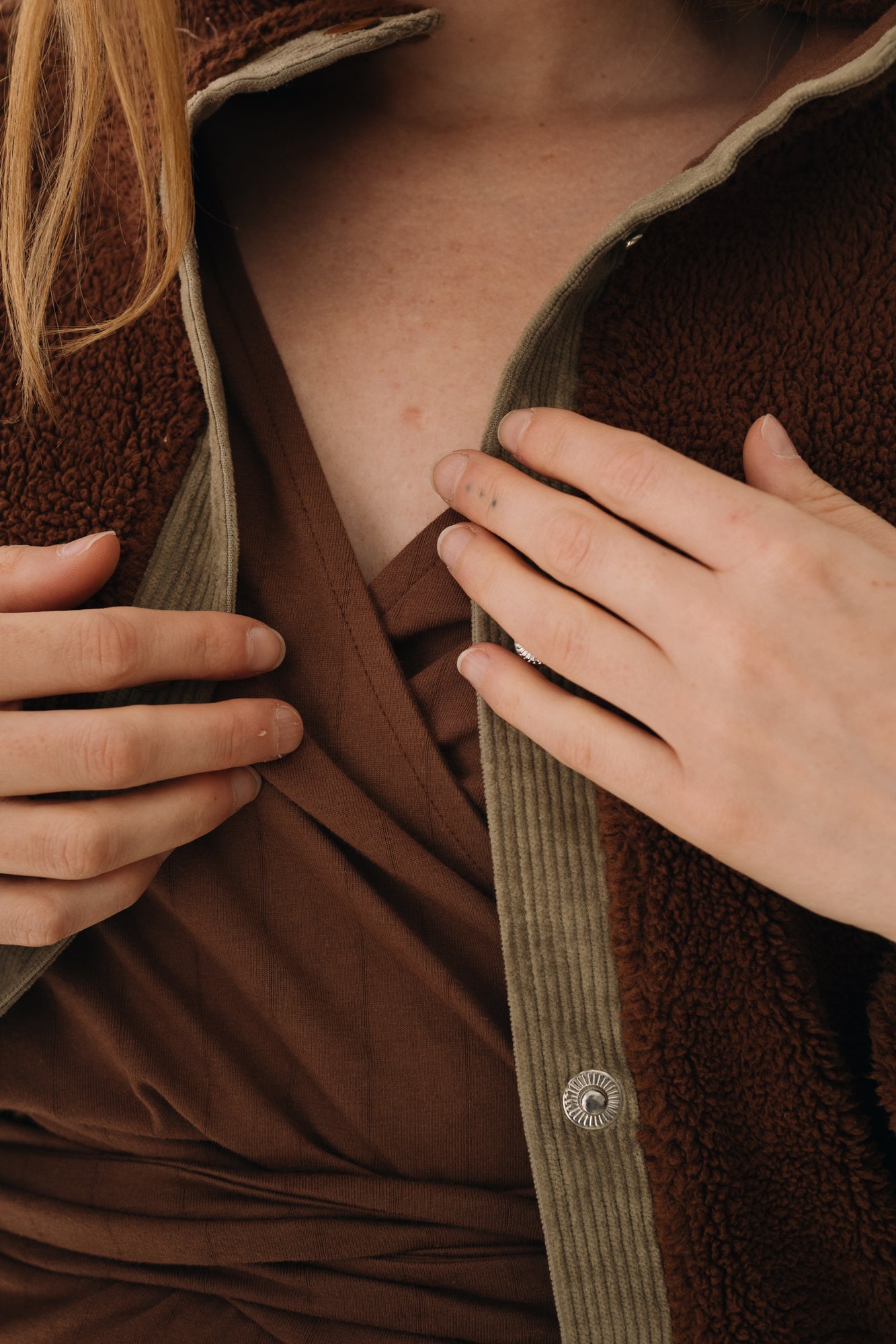 Buttoned Organic Sherpa Jacket In Brown - Imagen 12