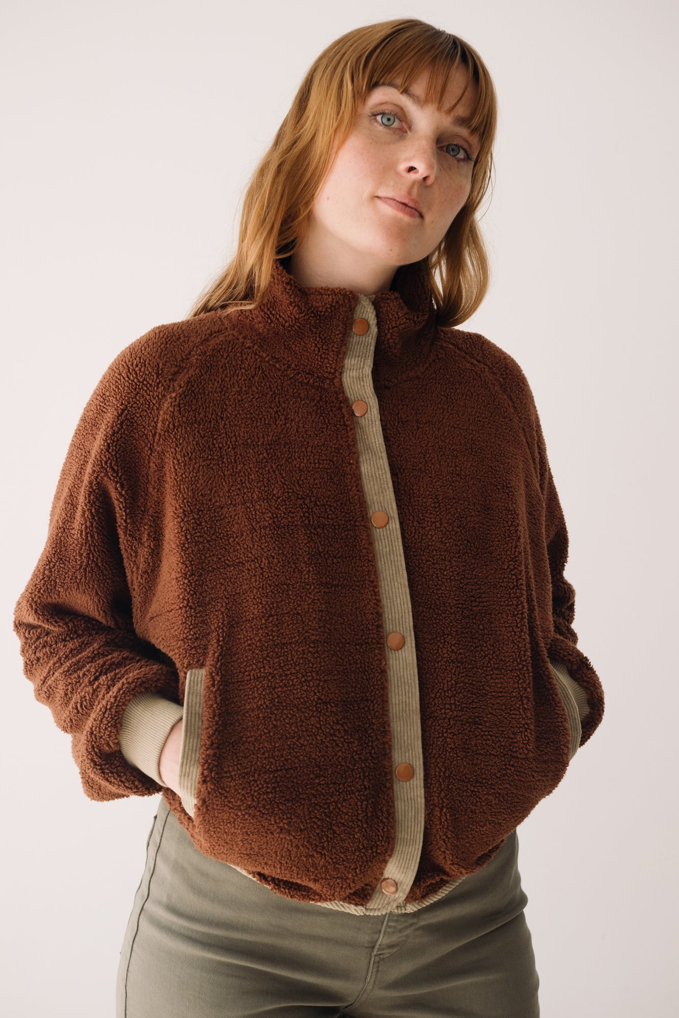 Buttoned Organic Sherpa Jacket In Brown - Imagen 2