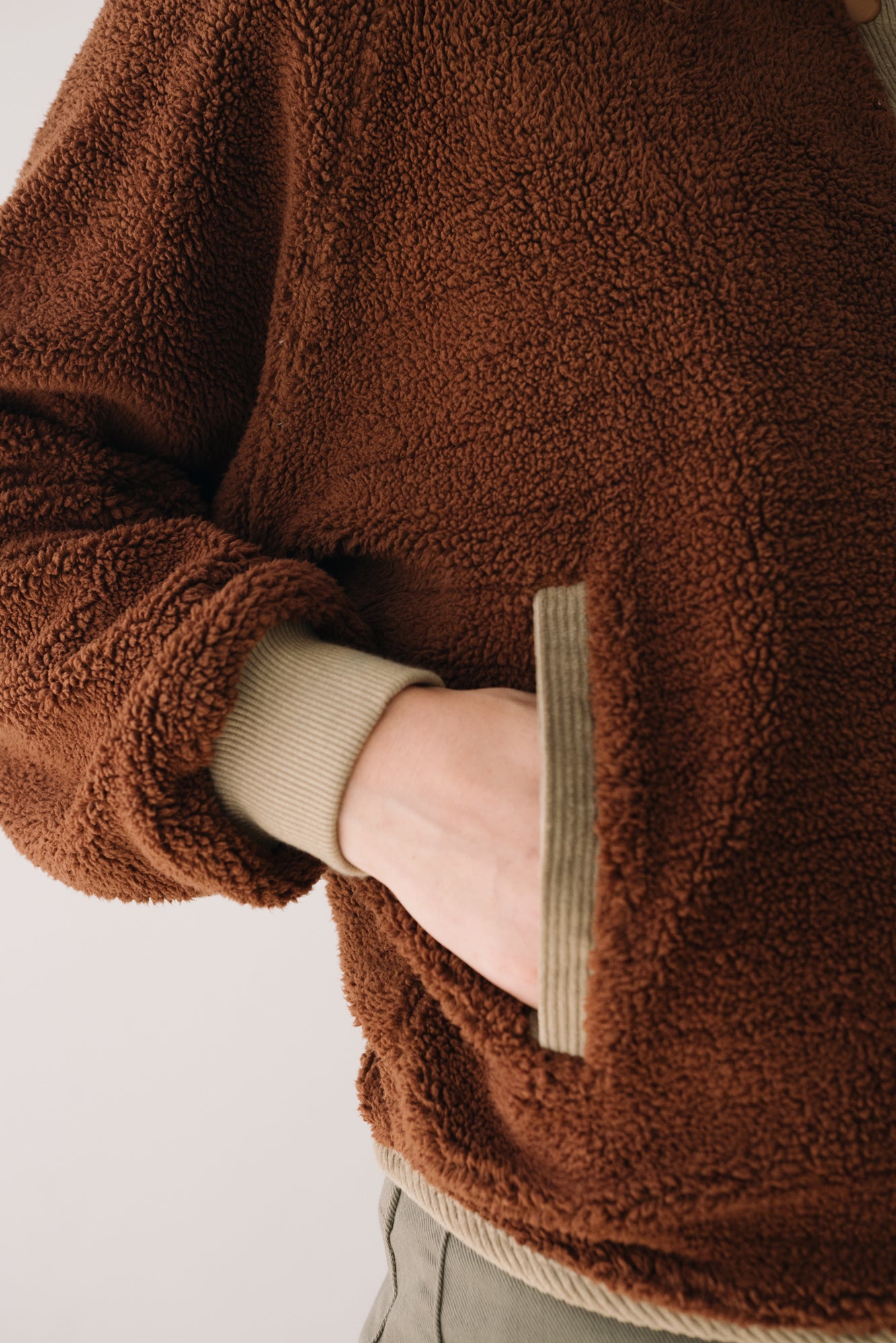 Buttoned Organic Sherpa Jacket In Brown - Imagen 4