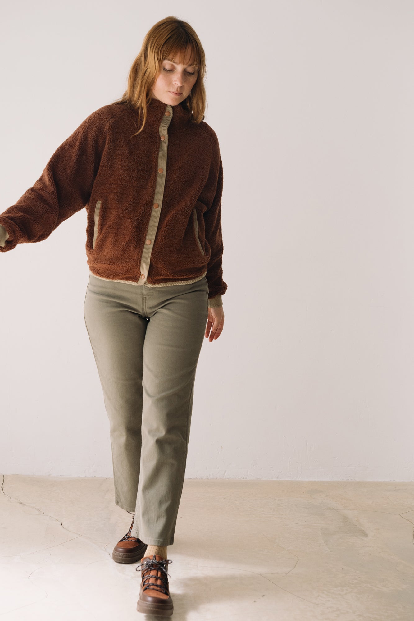 Buttoned Organic Sherpa Jacket In Brown - Imagen 7