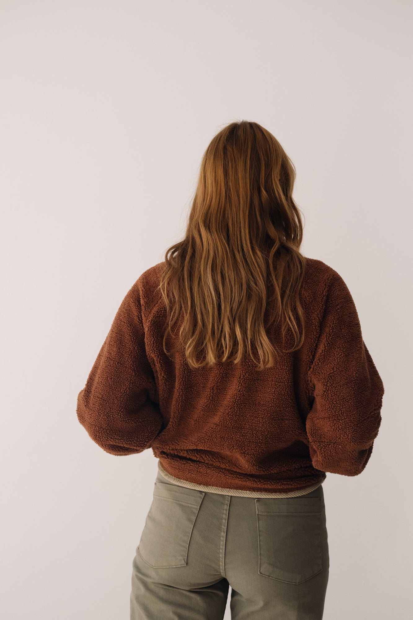 Buttoned Organic Sherpa Jacket In Brown - Imagen 9