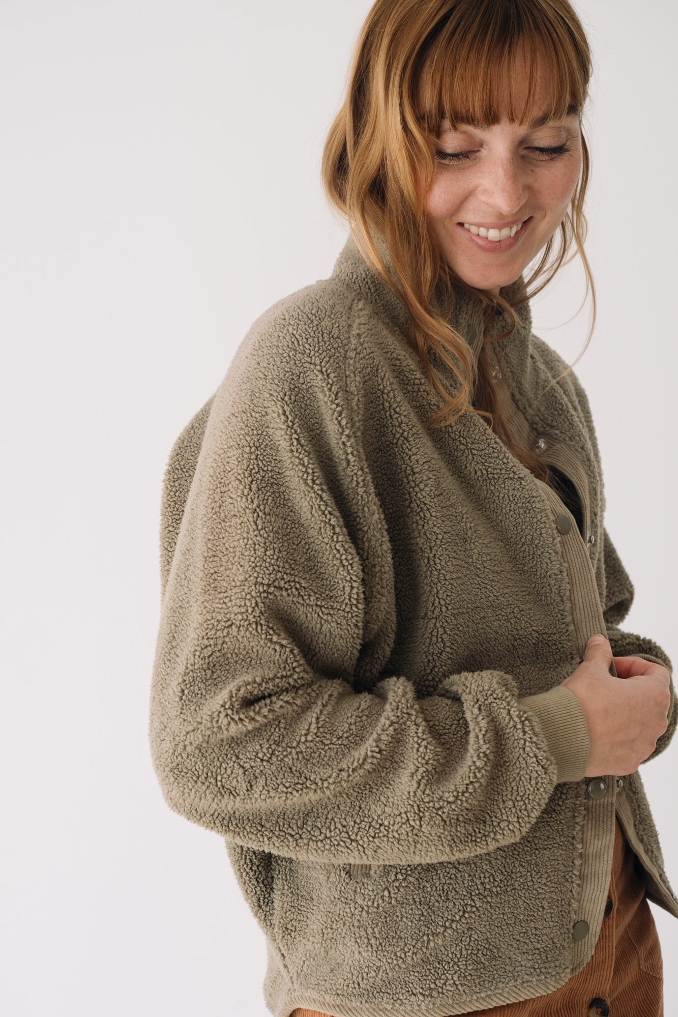 Buttoned Organic Sherpa Jacket In Green - Imagen 10