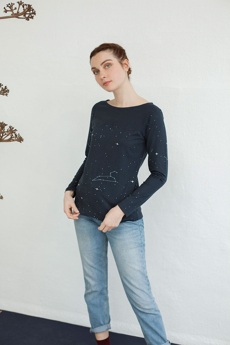 Camiseta canesú Nina estampado constelaciones.