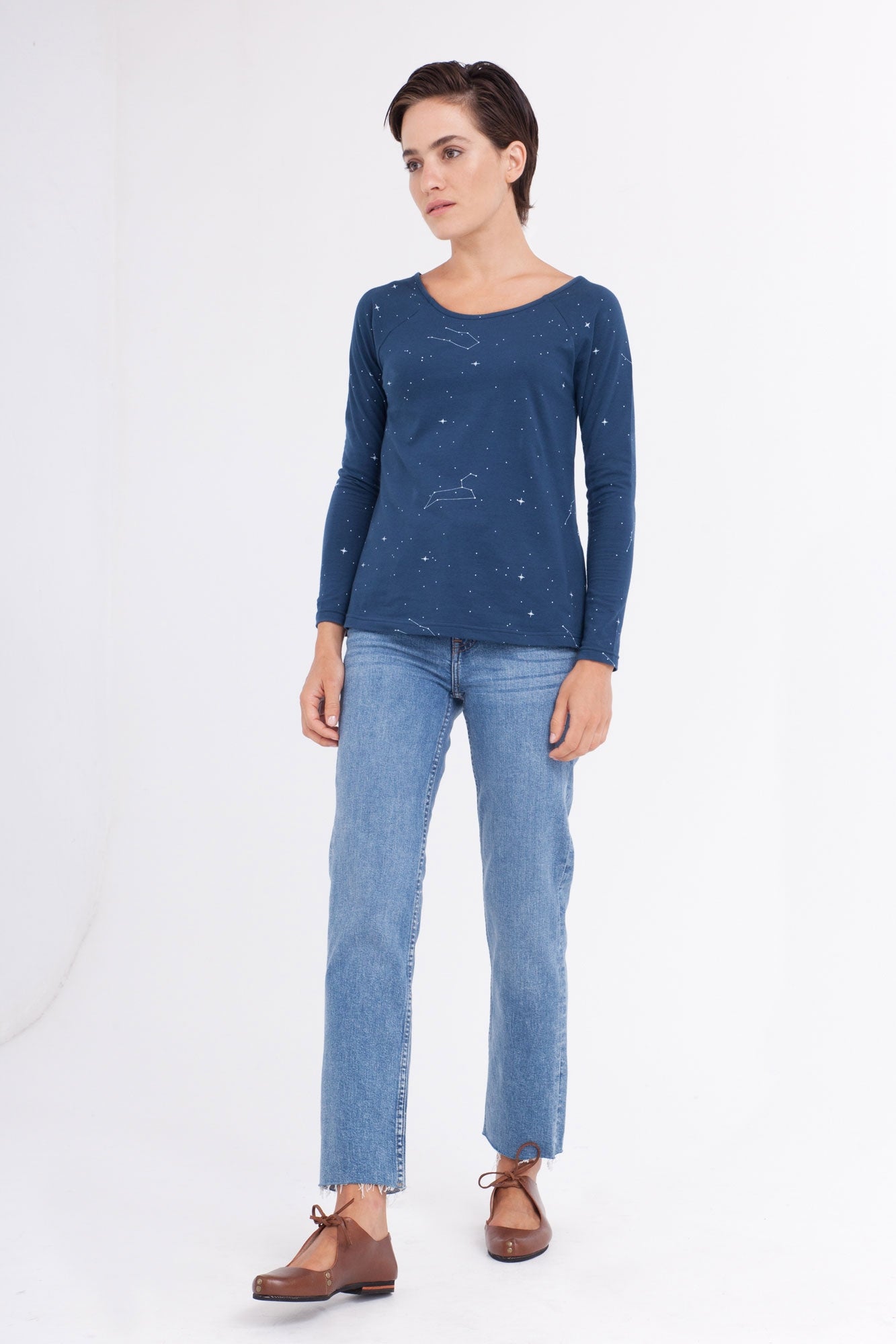 Camiseta Claudia manga ranglán estampado constelaciones.