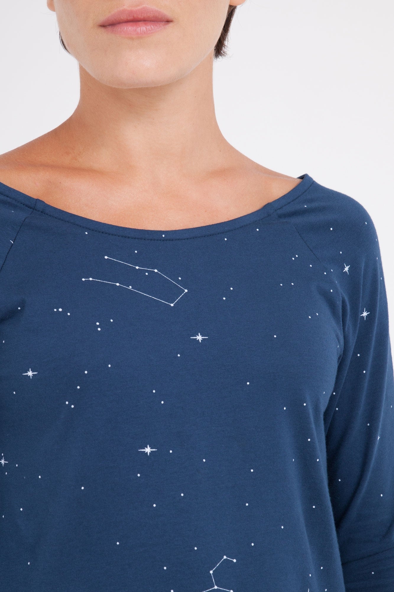 Camiseta Claudia manga ranglán estampado constelaciones. - Imagen 3