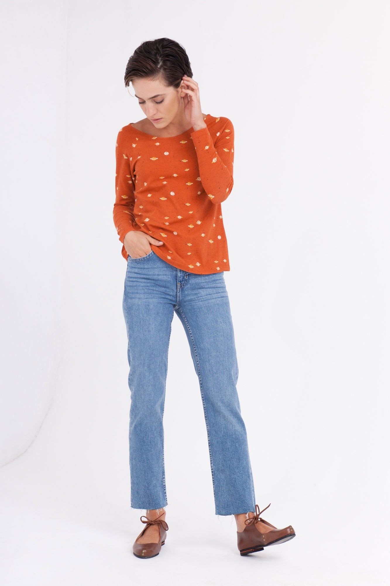 Camiseta Claudia manga ranglán estampado saturno.