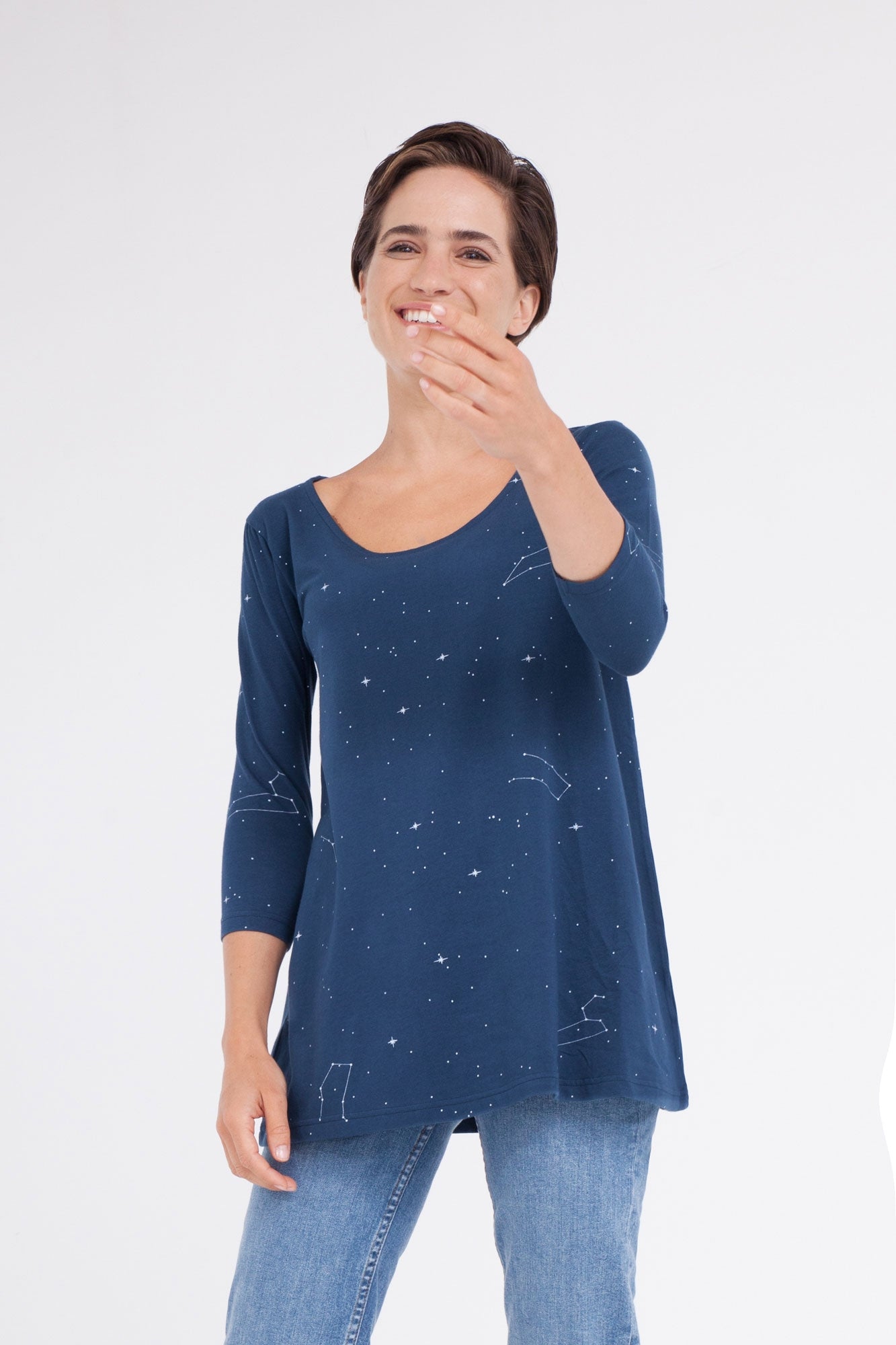 Camiseta Cloe escote barco azul marino estamado constelaciones.