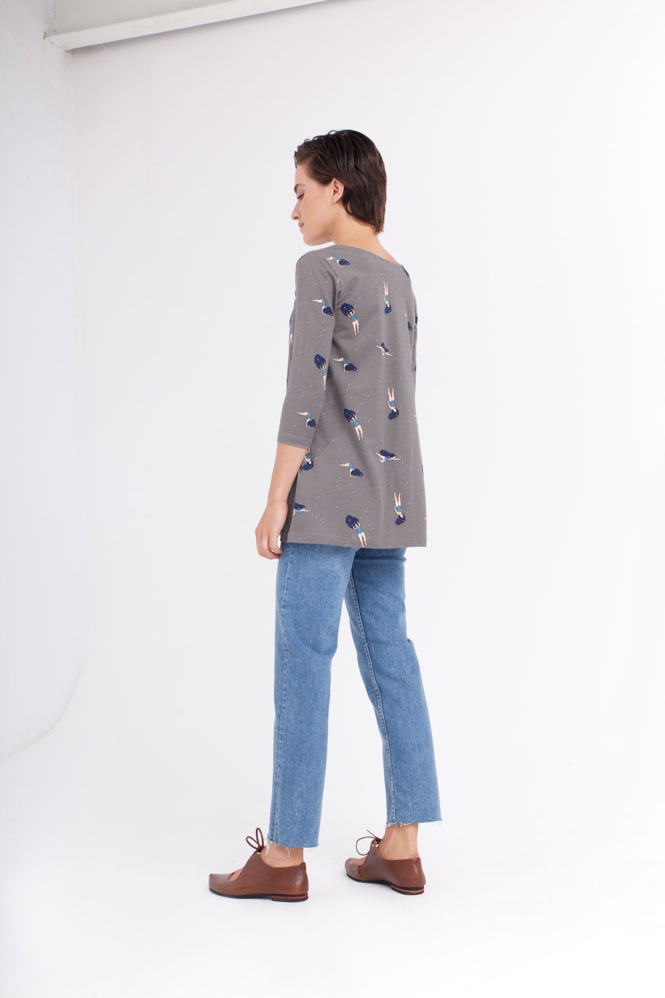 Camiseta Cloe escote barco color gris estampado bailando en el cosmos.
