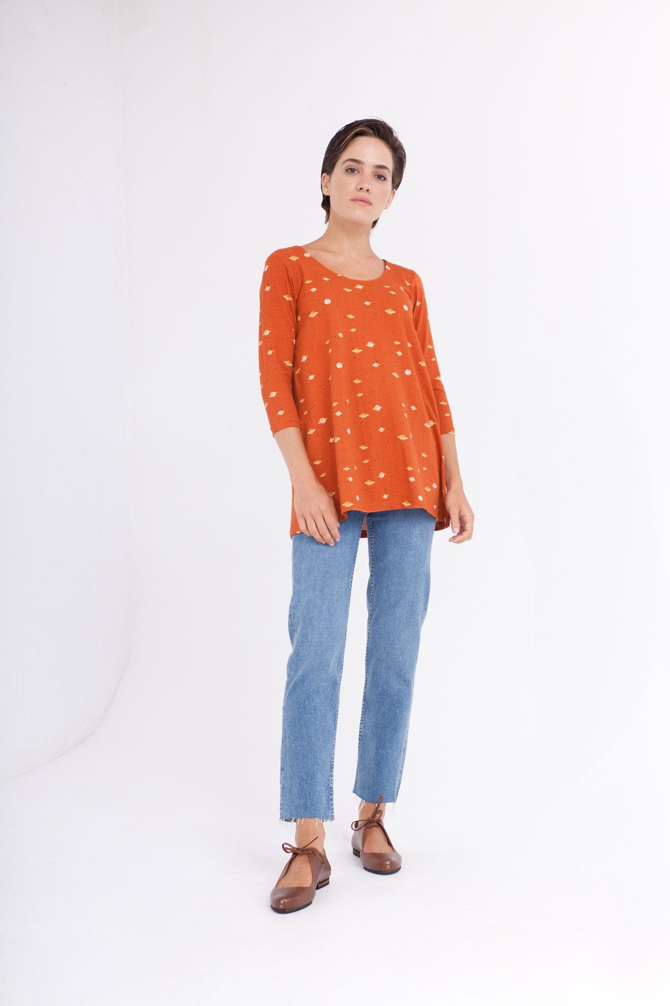 Camiseta Cloe escote barco estampado saturno.