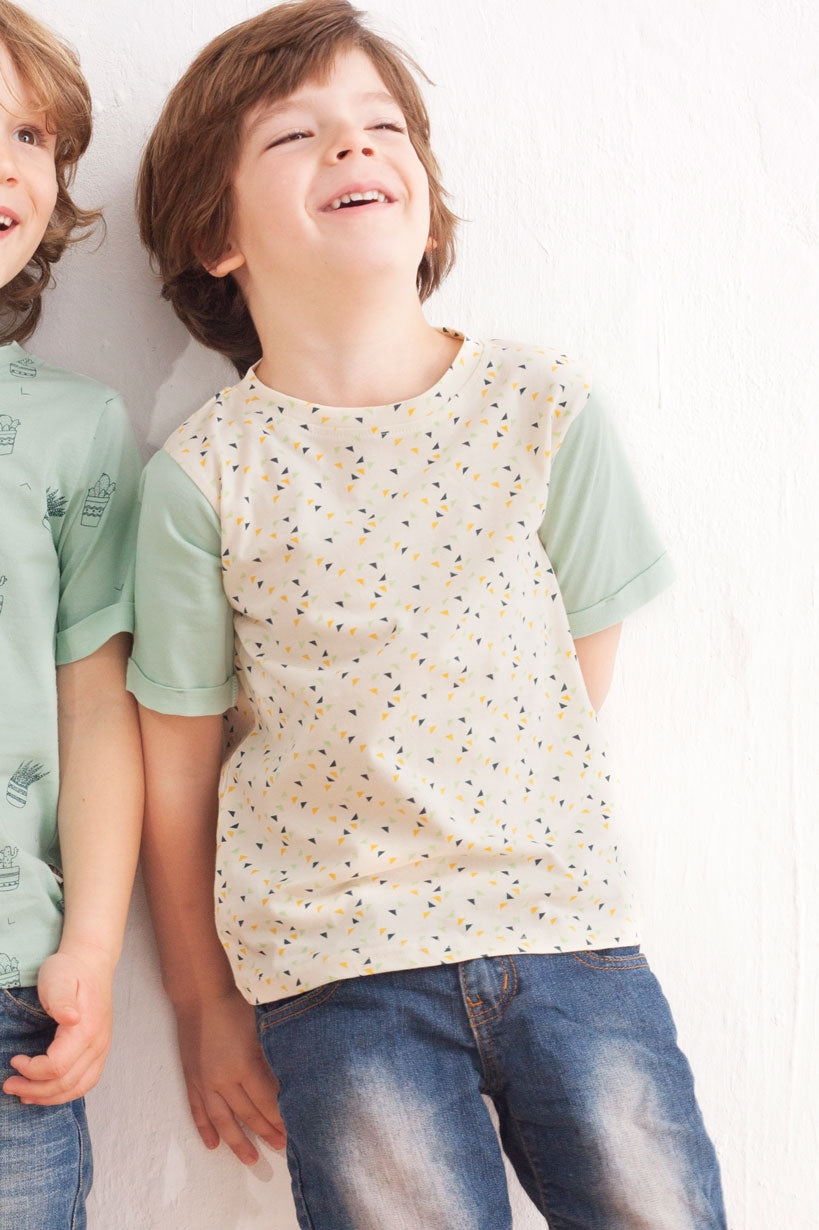 Camiseta unisex con estampado de triángulos multicolor