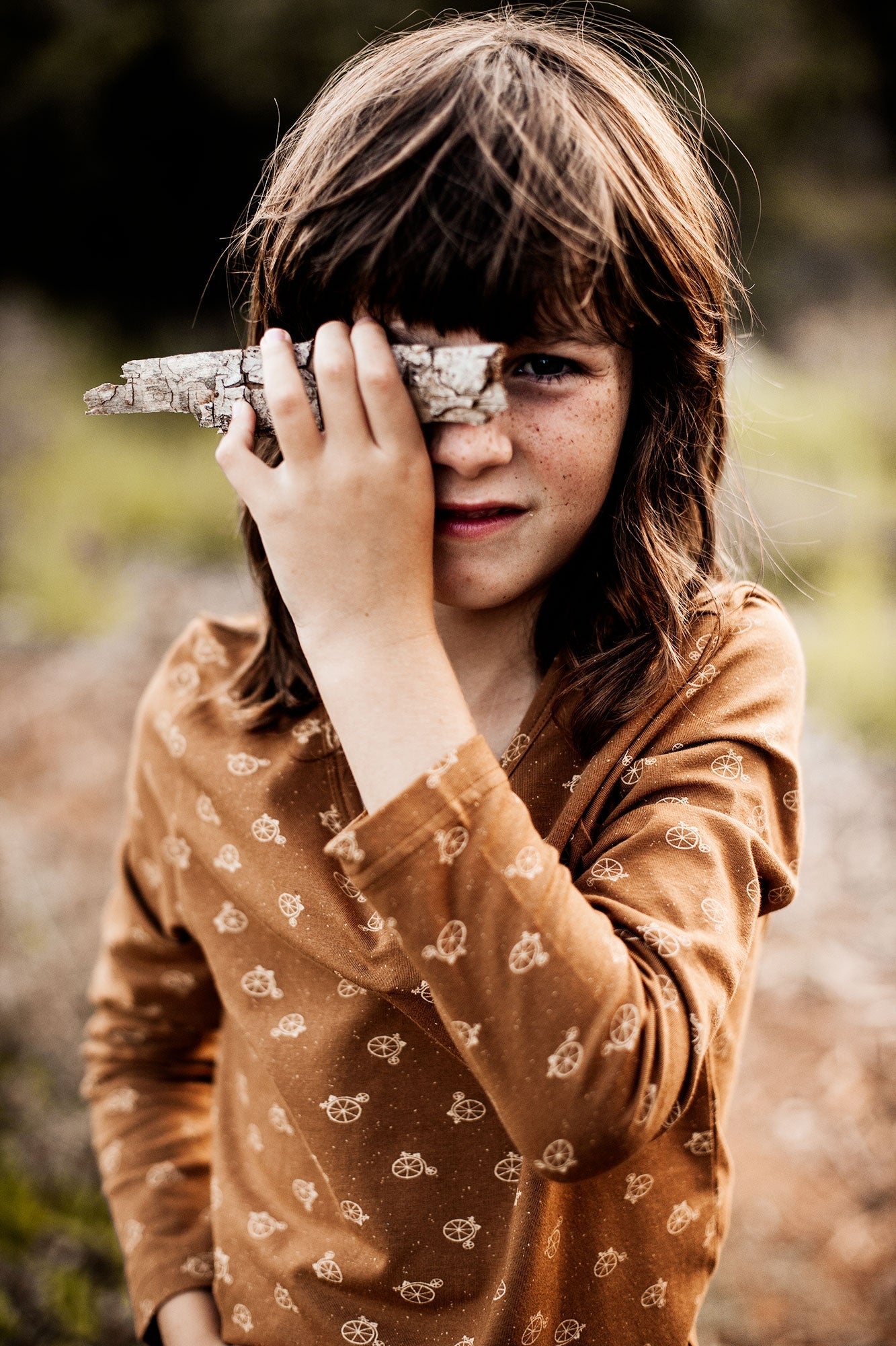 Camiseta unisex marrón estampado bicicletas - Imagen 3