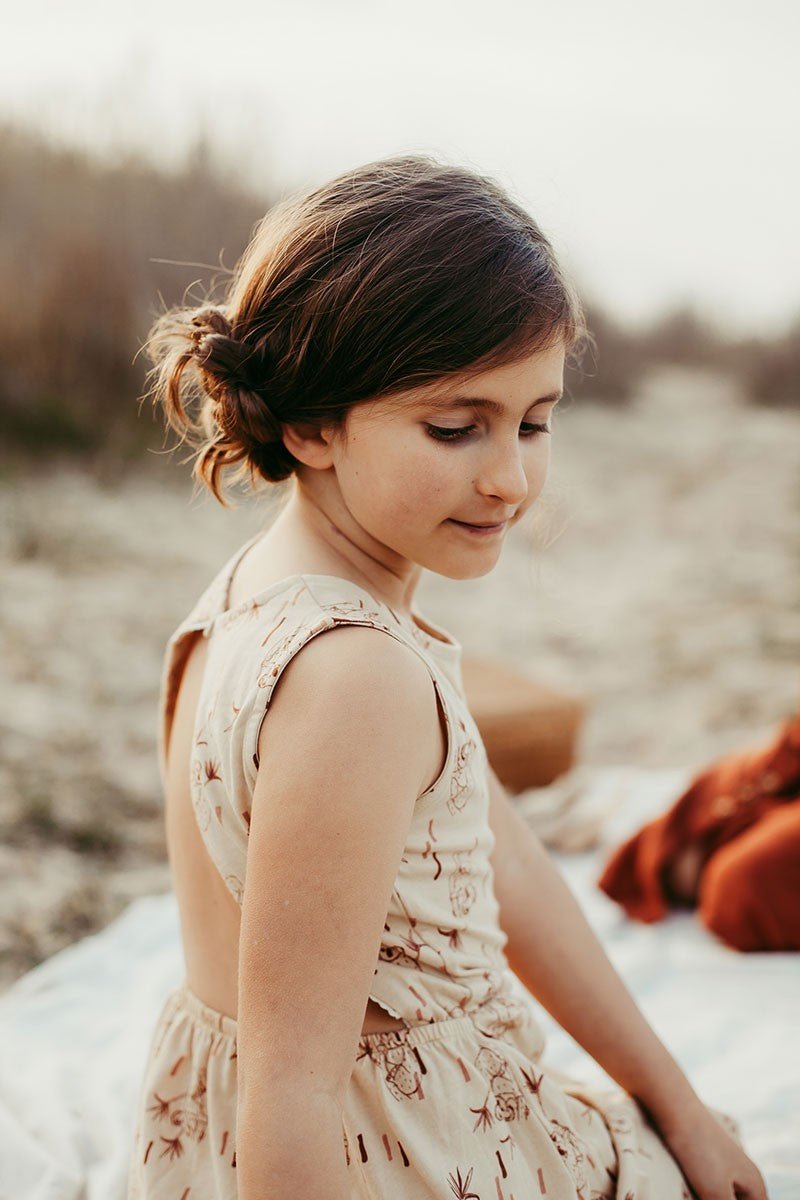 "Classic" dress in beige. - Imagen 3