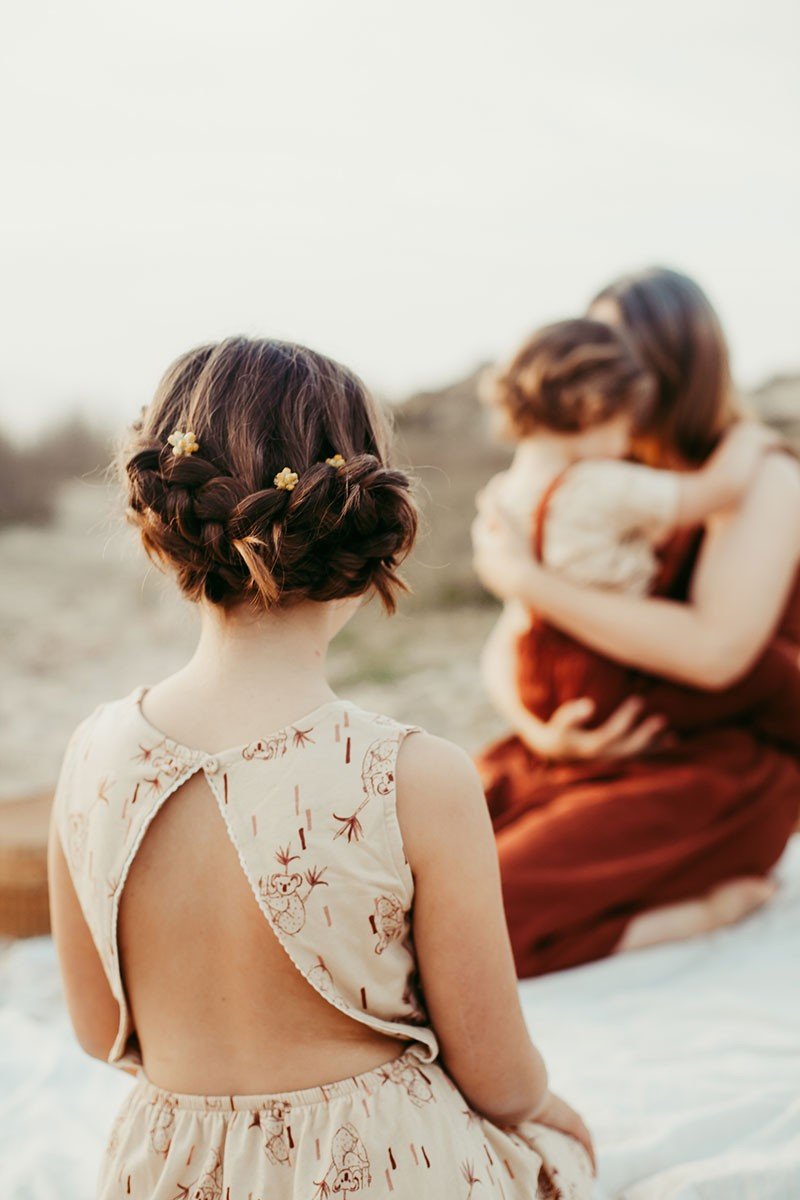 "Classic" dress in beige. - Imagen 4