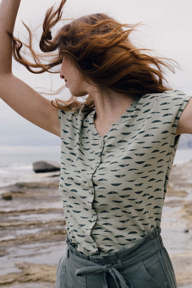 Elaine T-shirt with green reflections