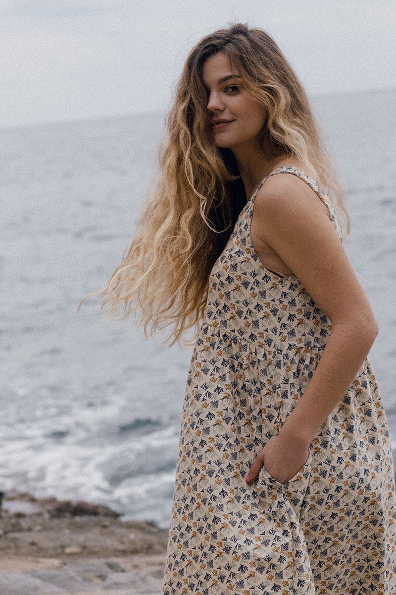 Elvia dress with corals in beige - Imagen 2