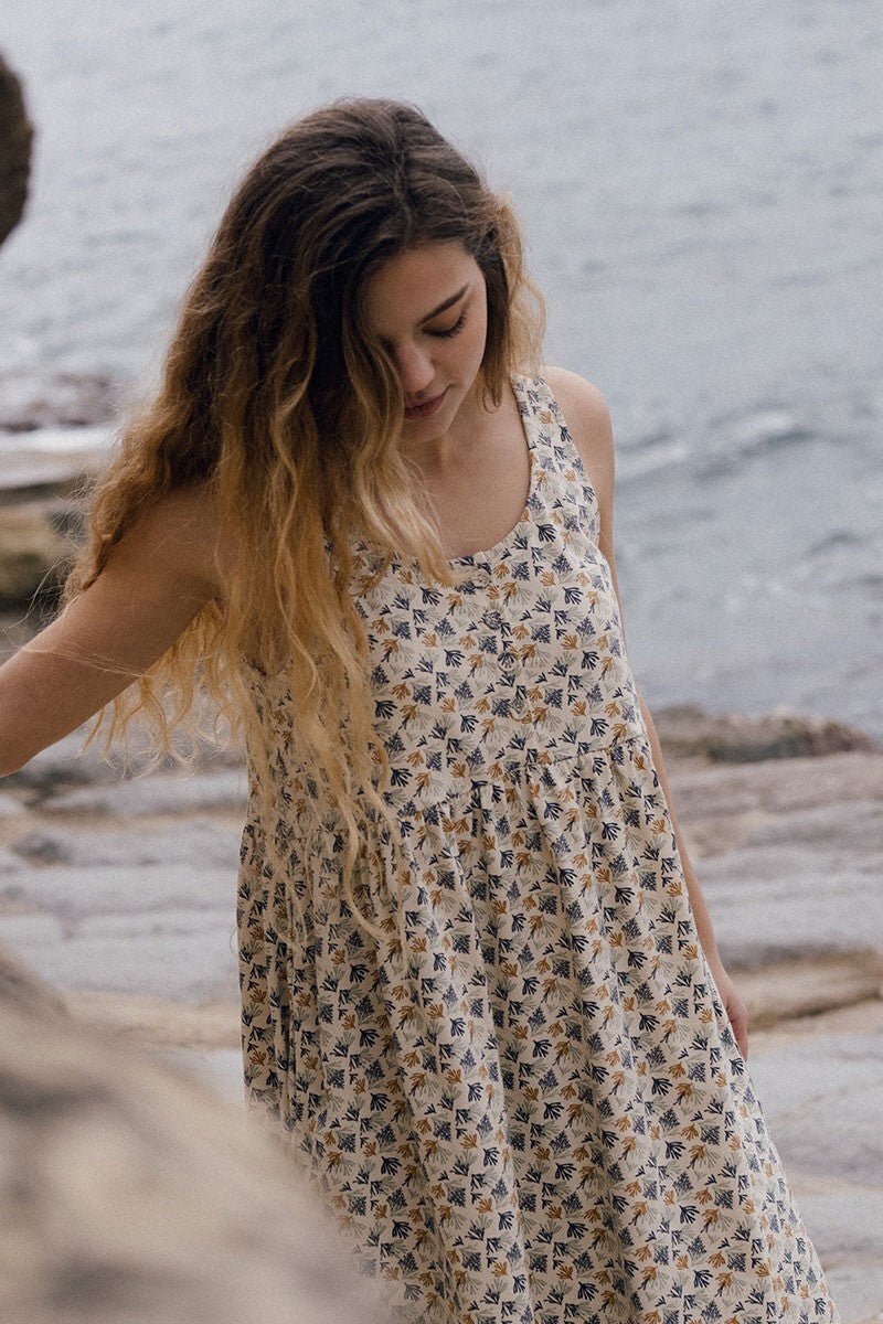 Elvia dress with corals in beige - Imagen 3