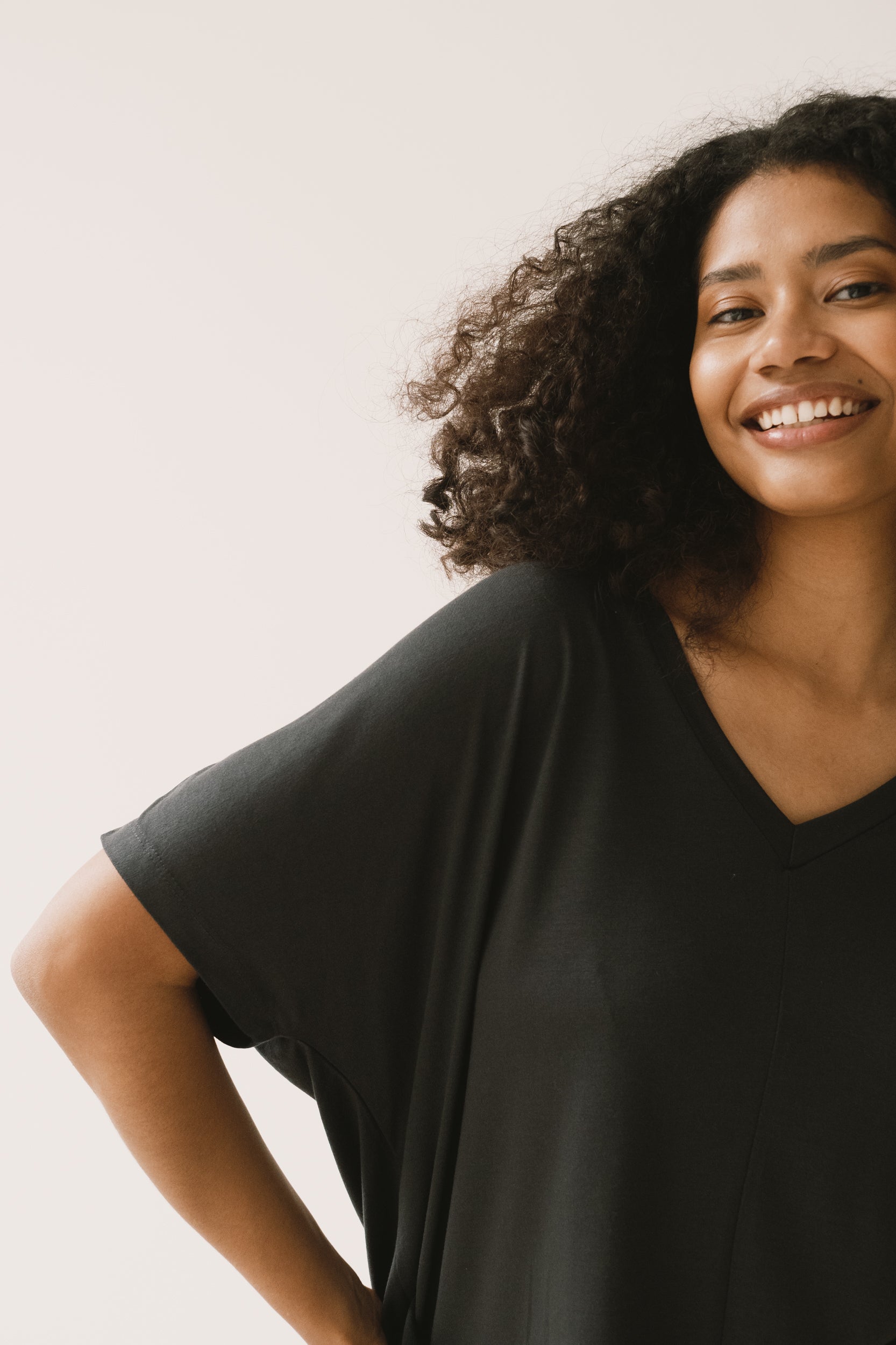 Hada TENCEL™ Oversized T-shirt in black - Imagen 5