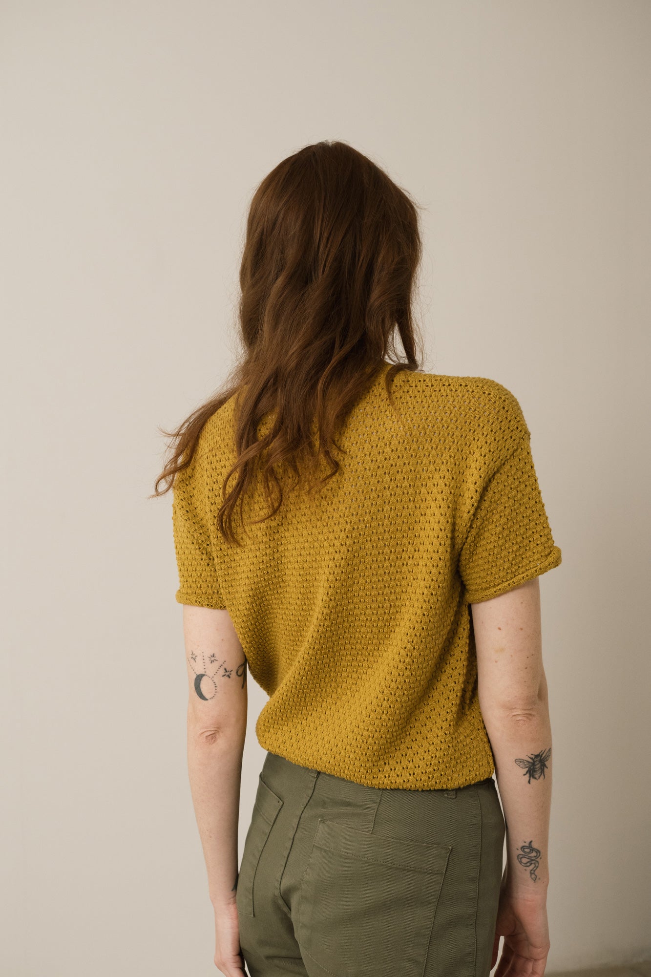 Hadara Short Sleeve Knitted Top In Mustard - Imagen 4