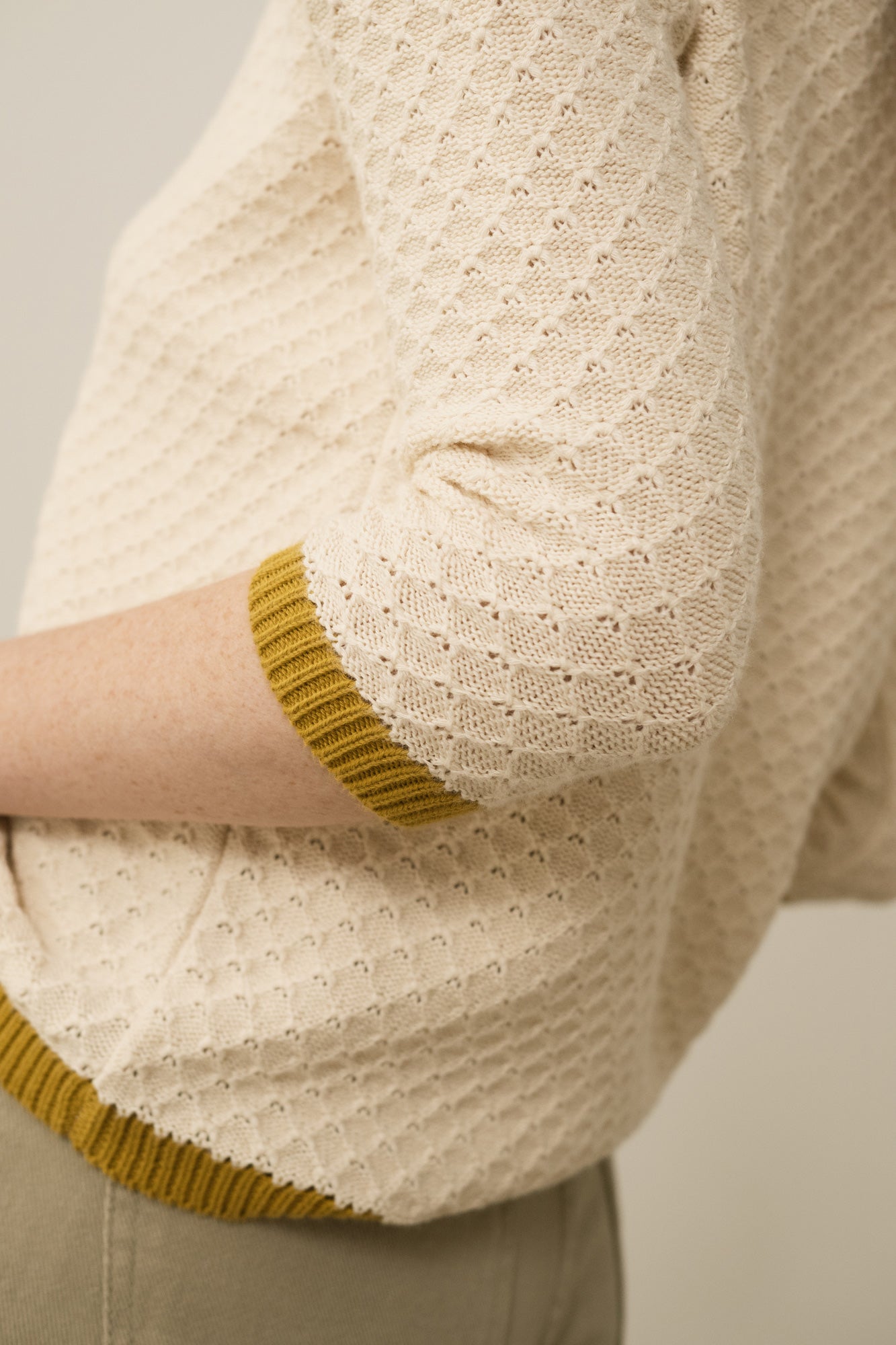 Hadi Organic Cotton Sweater With Mustard Contrast - Imagen 4