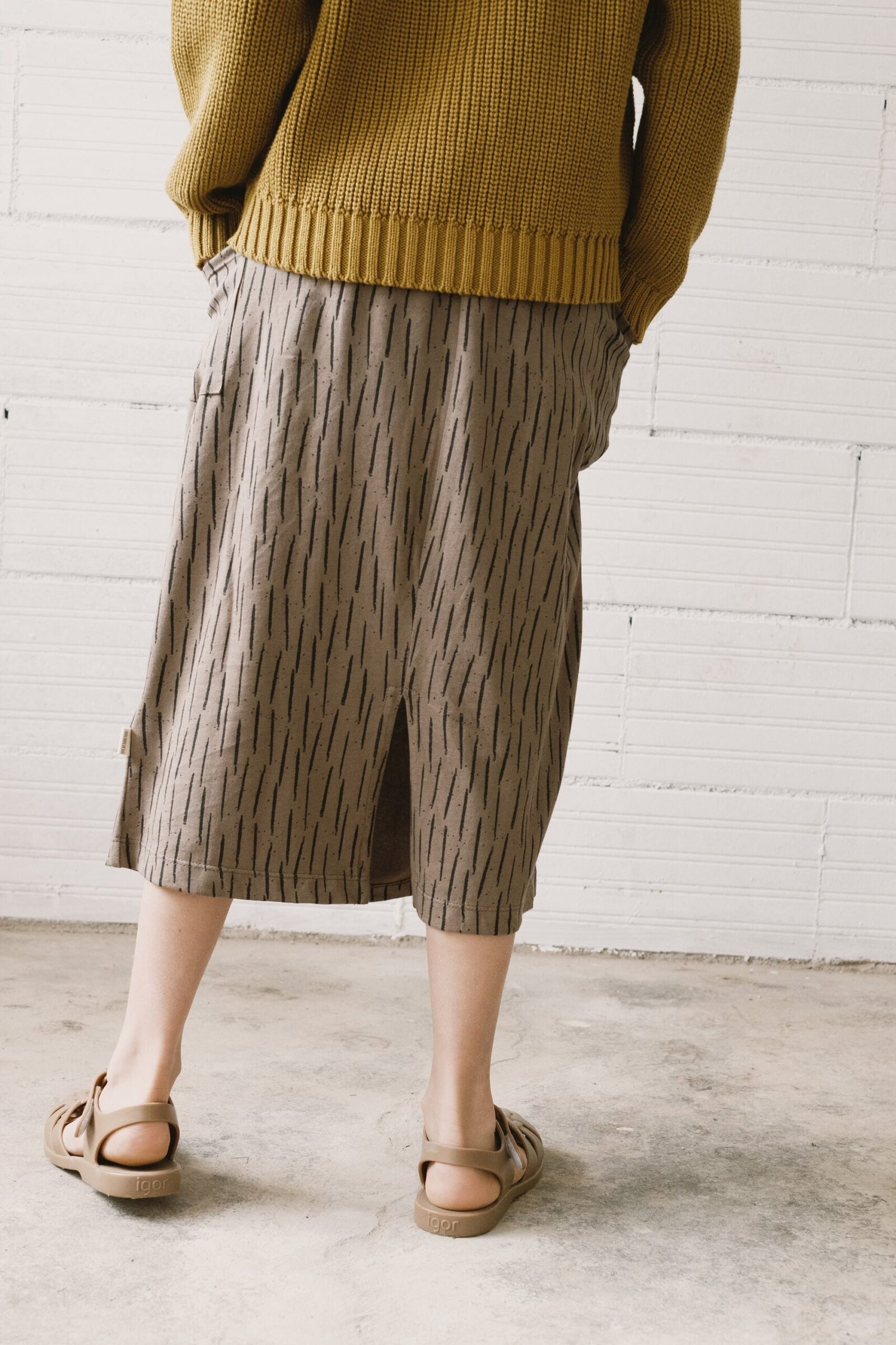 Hadiya bark brown organic cotton midi skirt - Imagen 4