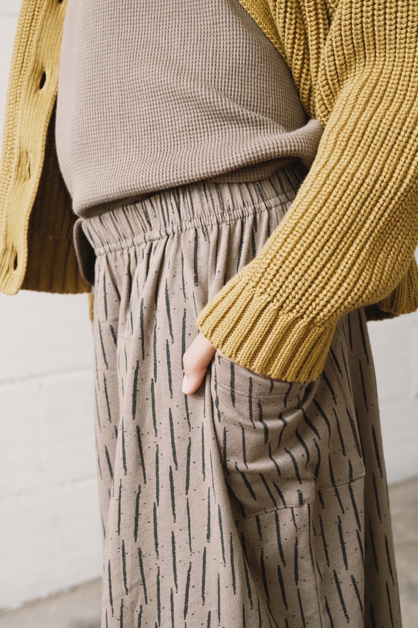 Hadiya bark brown organic cotton midi skirt - Imagen 5