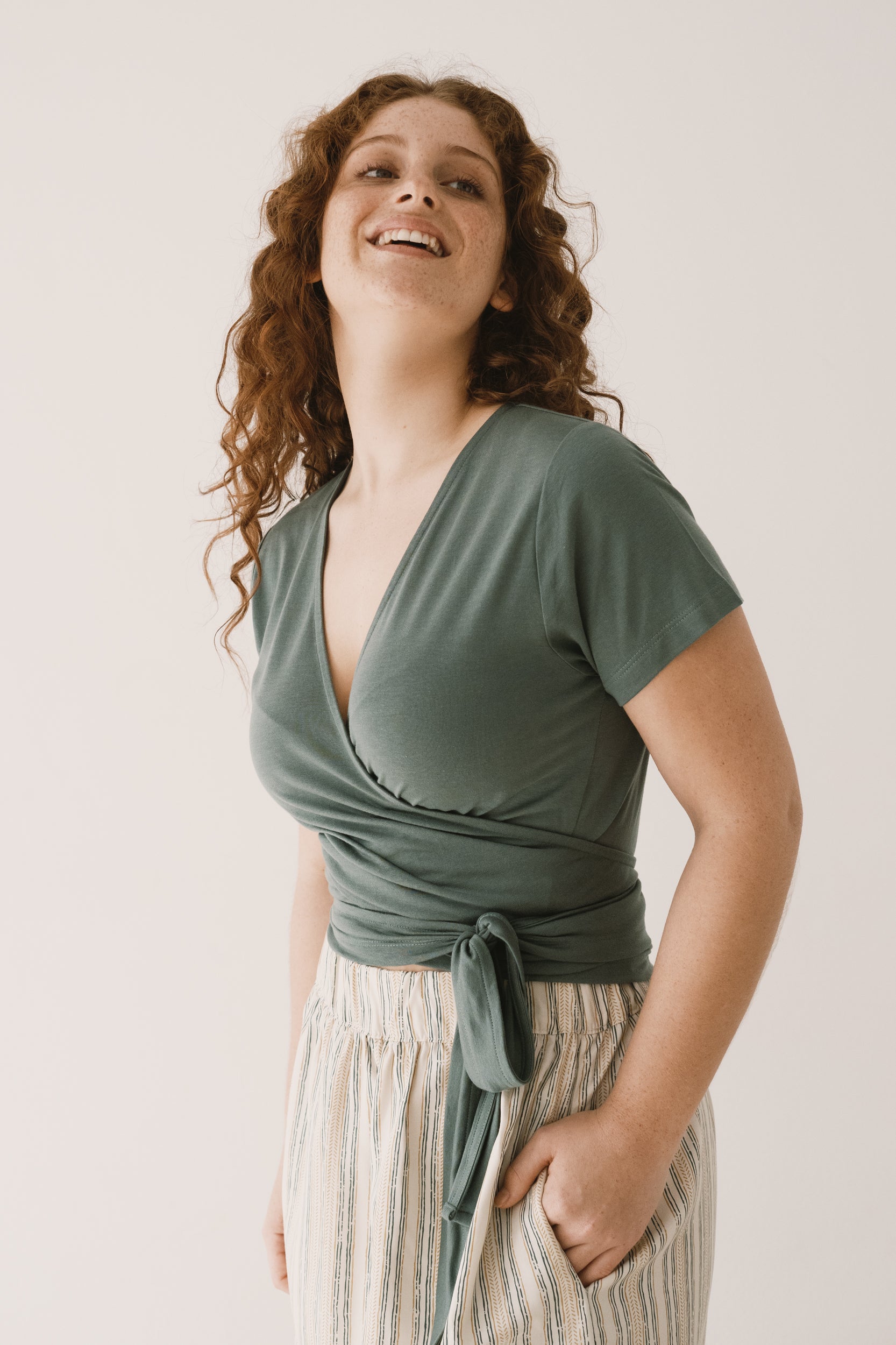 Hagne TENCEL™ wrap T-shirt in green - Imagen 3