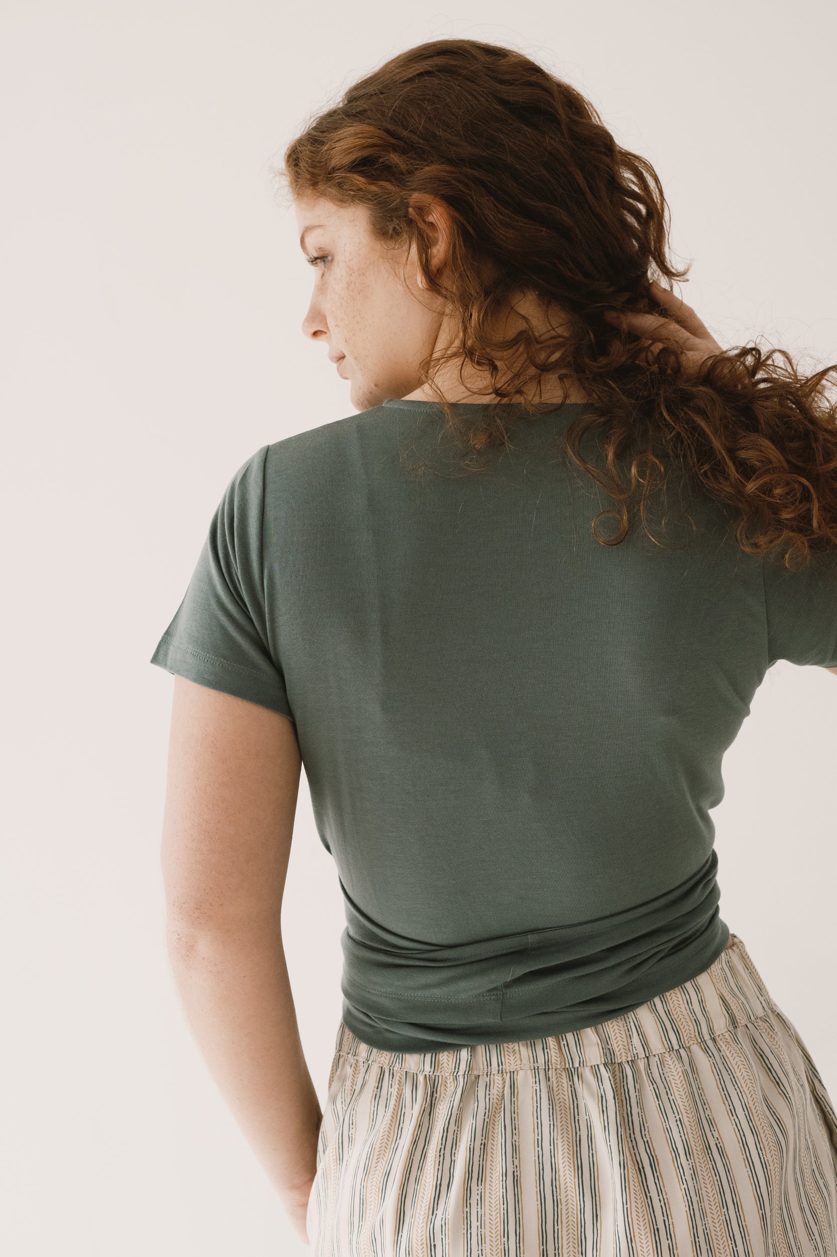 Hagne TENCEL™ wrap T-shirt in green - Imagen 4