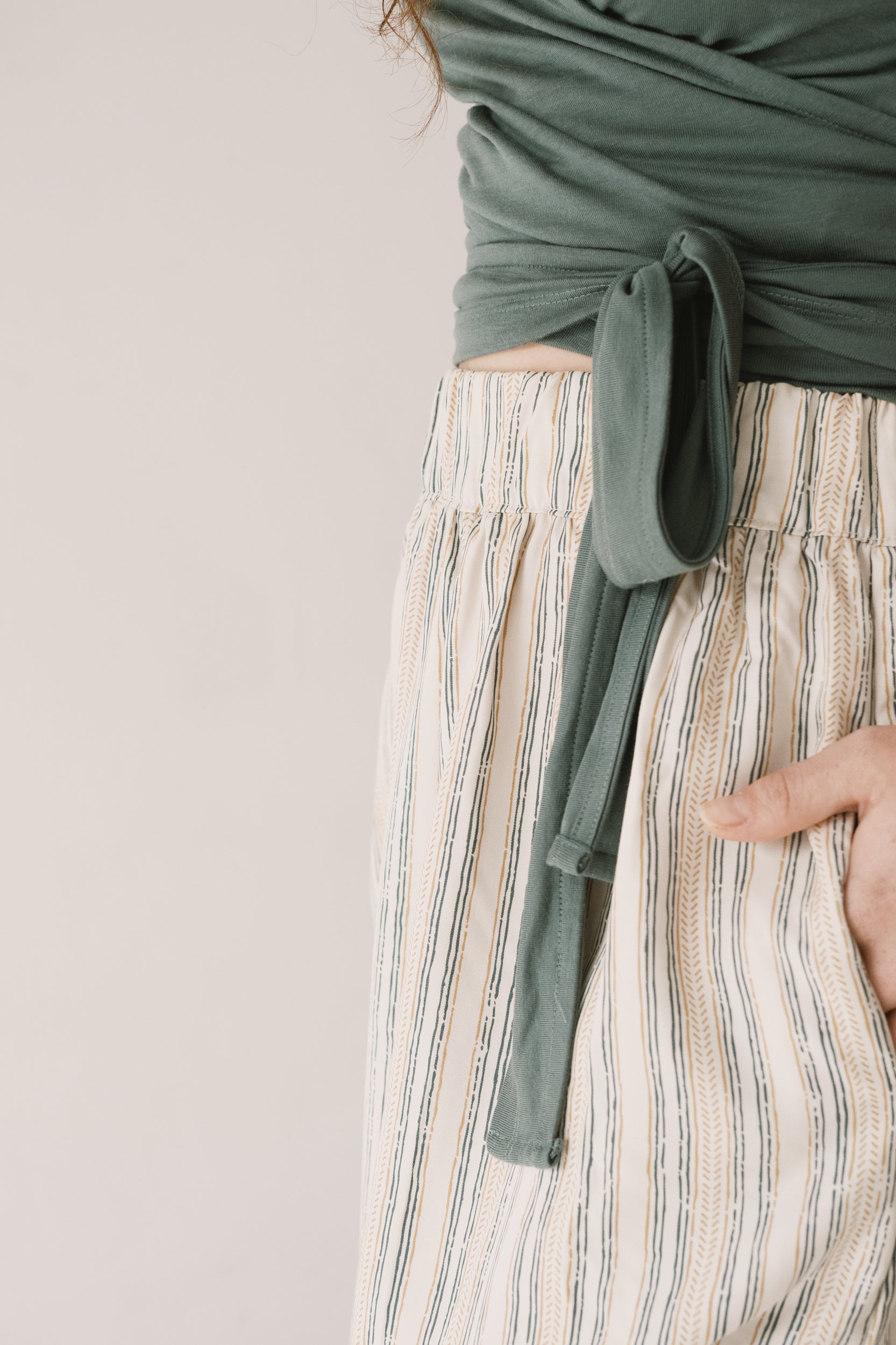 Hagne TENCEL™ wrap T-shirt in green - Imagen 5