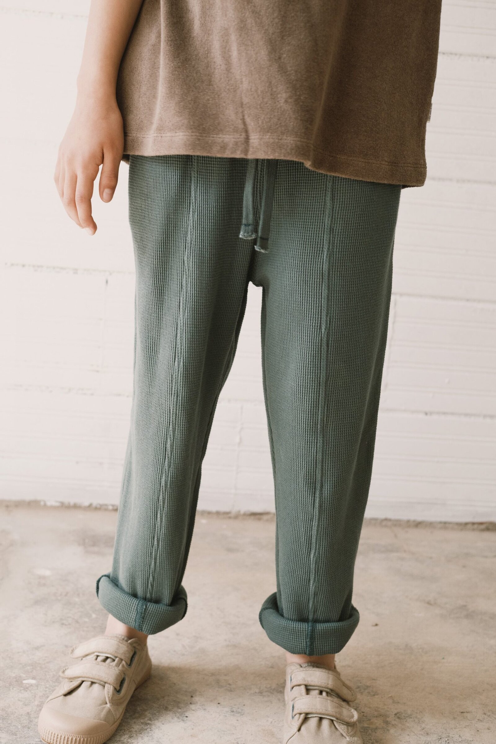 Hallow waffle organic cotton trousers in blue - Imagen 3