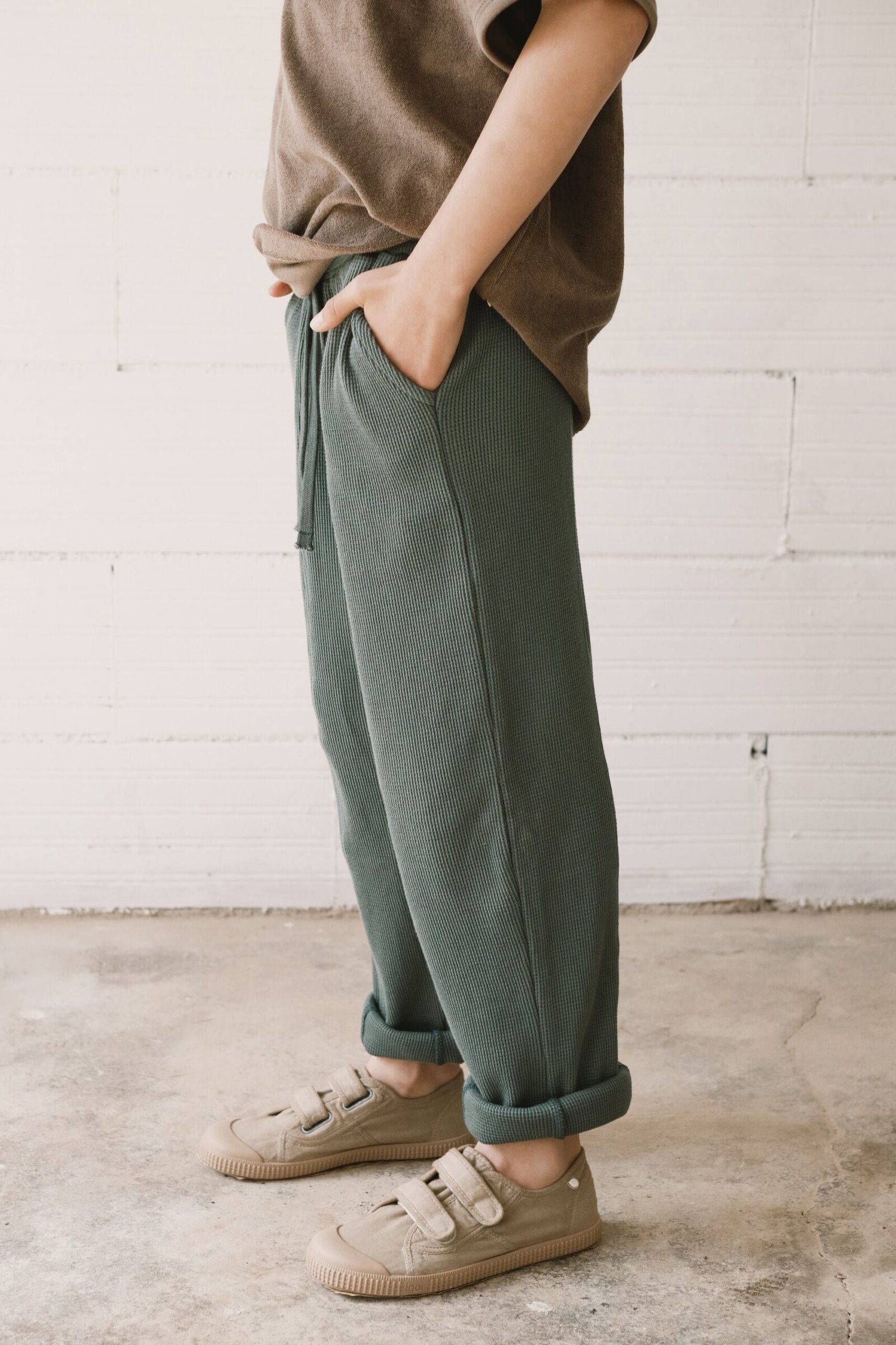 Hallow waffle organic cotton trousers in blue - Imagen 4