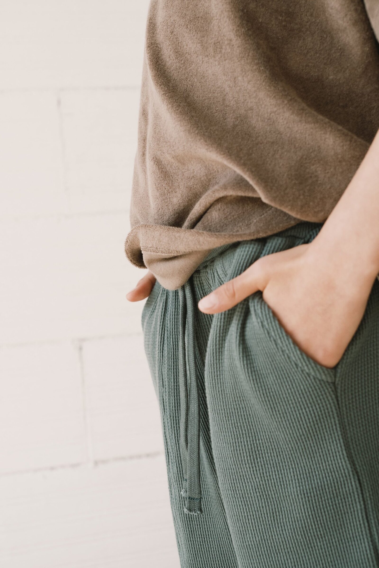 Hallow waffle organic cotton trousers in blue - Imagen 5