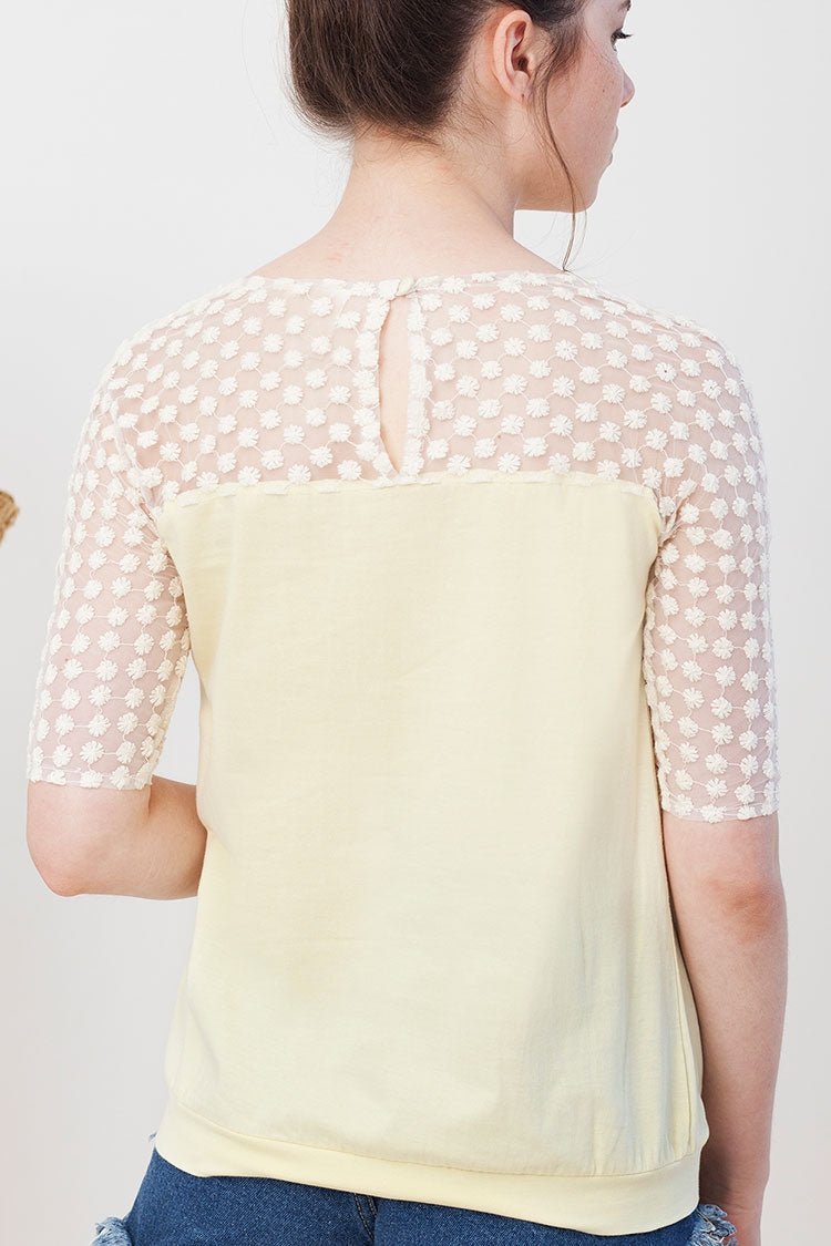 Imma t-shirt in light yellow.