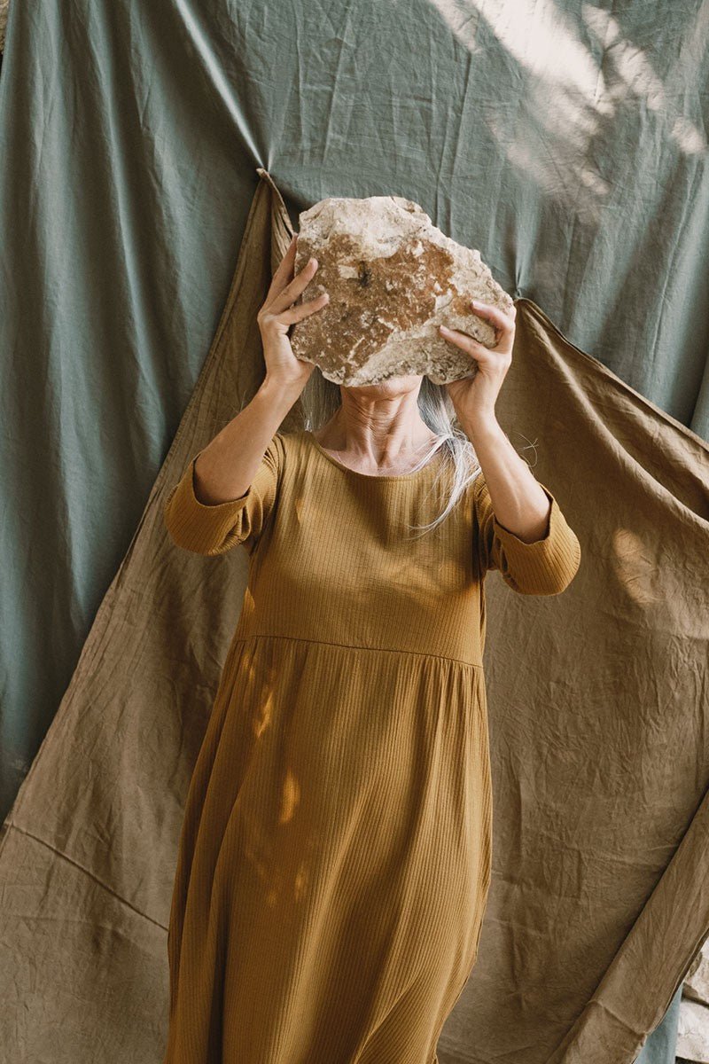 Julia Empire Dress Mustard - Imagen 4