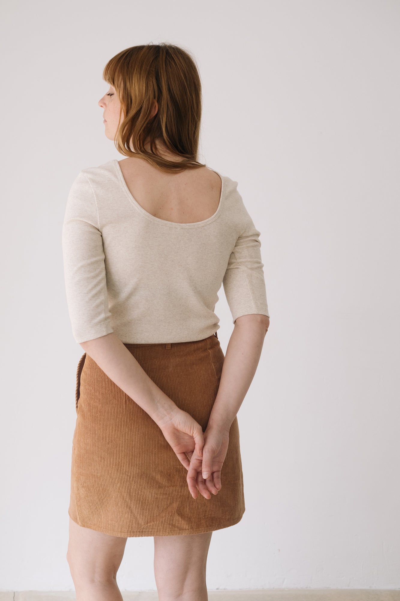 Organic boat neckline ribbed top in White - Imagen 4